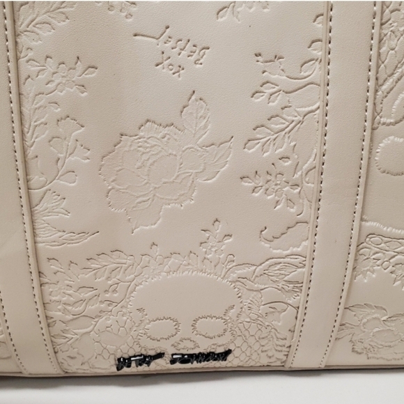 🔹️Betsey Johnson xomattie chalk embossed Skull  tote  removable Skull keychain - Picture 5 of 7